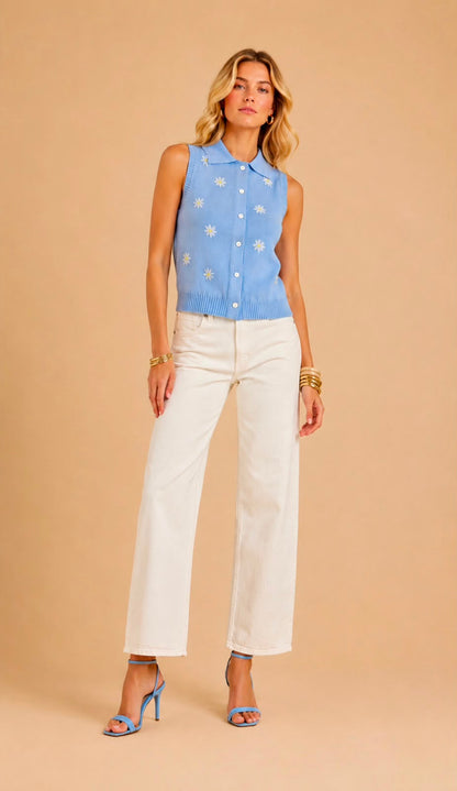 Polo sin mangas con flores bordadas.