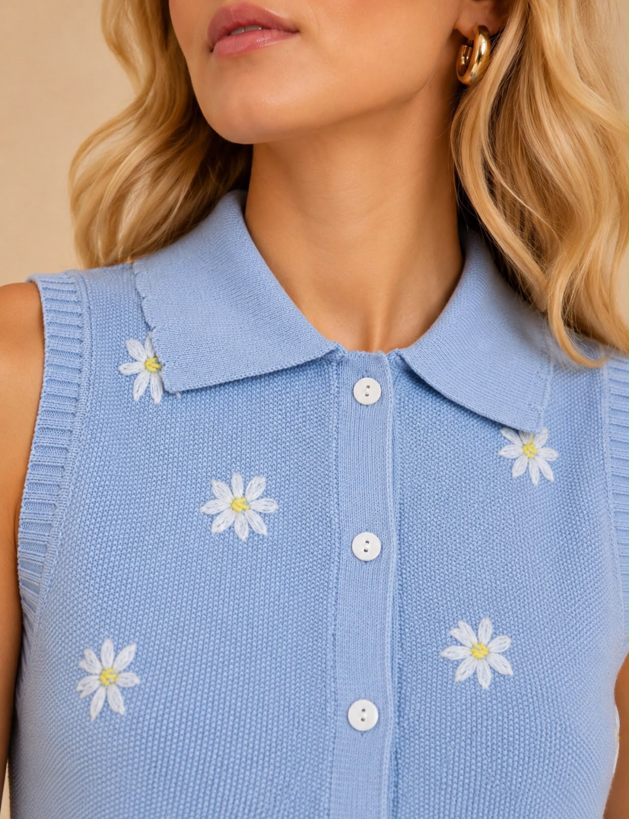 Polo sin mangas con flores bordadas.