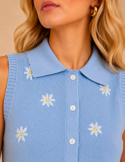 Polo sin mangas con flores bordadas.